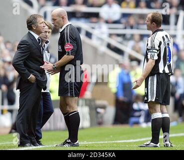 Graham Souness, gérant de Newcastle United (à gauche), soutient avec l'arbitre Howard Webb (au centre) que le buteur Alan Shearer regarde pendant le match Barclays Premiership contre Fulham à St James Park, à Newcastle. Souness a été plus tard enlevé pour s'asseoir dans les stands. Banque D'Images