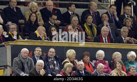 Le duc et la duchesse de Cambridge regardent depuis les stands lors du match de la Dove Men Series au Millennium Stadium, Cardiff. APPUYEZ SUR ASSOCIATION photo. Date de la photo: Samedi 8 novembre 2014. Voir l'histoire de PA RUGBYU Wales. Le crédit photo devrait se lire comme suit : Andrew Matthews/PA Wire. RESTRICTIONS : l'utilisation est soumise à des restrictions. Usage éditorial uniquement. Strictement aucune utilisation commerciale. Aucune utilisation dans les livres sans l'autorisation écrite préalable de WRU. Pour plus d'informations, appelez le +44 (0)1158 447447. Banque D'Images