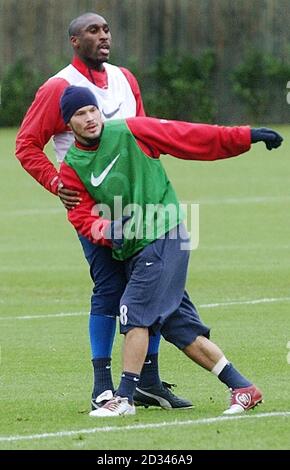 Le défenseur de l'arsenal sol Campbell (à gauche) avec son coéquipier Fredrik Ljungberg lors d'une séance d'entraînement à Londres Colney, St Albans, Hertfordshire, avant la Ligue des champions de l'UEFA, le match du Groupe E contre Rosenborg au stade Highbury, Londres. CETTE IMAGE NE PEUT ÊTRE UTILISÉE QUE DANS LE CONTEXTE D'UNE FONCTION ÉDITORIALE. AUCUNE UTILISATION DE SITE WEB/INTERNET À MOINS QUE LE SITE NE SOIT ENREGISTRÉ AUPRÈS DE L'ASSOCIATION DE FOOTBALL PREMIER LEAGUE. Banque D'Images