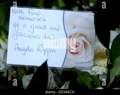 Message sur l'hommage floral d'Angela Rippon lors des funérailles de Dame Alicia Markova à Bath. Banque D'Images
