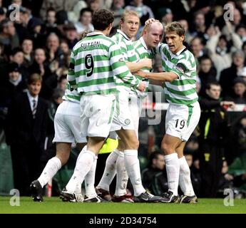 John Hartson (deuxième à droite) du Celtic célèbre avec ses coéquipiers après avoir obtenu son score contre Livingston. Banque D'Images