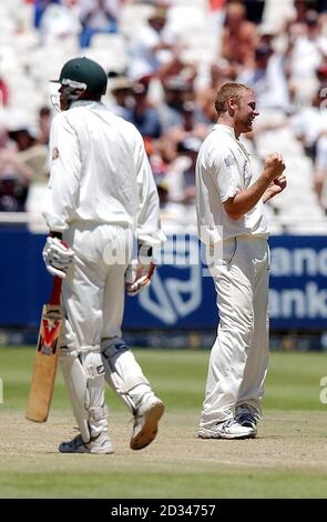 Andrew Flintock, en Angleterre, fête ses célébrations après avoir vu Shaun Pollock (à gauche), en Afrique du Sud, capturé par le gardien de cricket Geraint Jones pendant 4 courses. Banque D'Images