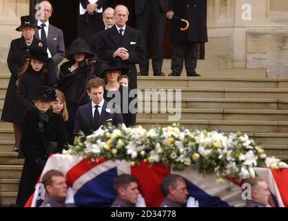 La princesse Alexandra (devant, à gauche) suit le cercueil de son mari Sir Angus Ogilvy avec leur fille Marina (au centre) et leur fils James (devant, à droite) avec d'autres membres de la famille, après les funérailles à la chapelle Saint-Georges. Banque D'Images