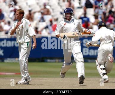 Shaun Pollock (L), en Afrique du Sud, observe les courses d'Ashley Giles (C) et de Geraint Jones. Banque D'Images