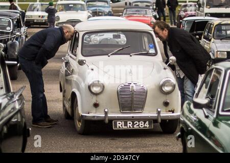 Les gens admirent une voiture classique Austin A30 au Great Western Autojumble, au parc d'expositions Bath & West, dans le Somerset, où les passionnés de voitures se sont réunis pour célébrer les véhicules d'époque. Banque D'Images