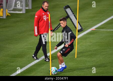 Munich, Allemagne. 07e octobre 2020. Hans Dieter Flick (Hansi, entraîneur FC Bayern Munich) observe Tiago DANTAS (FC Bayern Munich) tout en s'entratant avec le ballon. FC Bayern Munich nouveaux arrivants. Formation sur Saebener Strasse. Football 1. Bundesliga, saison 2020/2021 sur 07.10.2020. | utilisation dans le monde crédit: dpa/Alay Live News Banque D'Images