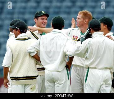 Shaun Pollock (troisième à droite), en Afrique du Sud, célèbre avec ses coéquipiers. Banque D'Images