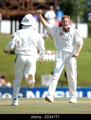 Shaun Pollock (à droite), en Afrique du Sud, célèbre la prise de la cricket de Robert Key, en Angleterre, qui a été pris au piège de LBW pour 9 courses. Banque D'Images