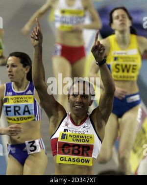 Kelly Holmes, de Grande-Bretagne, célèbre sa victoire dans le 1,500 M. Banque D'Images