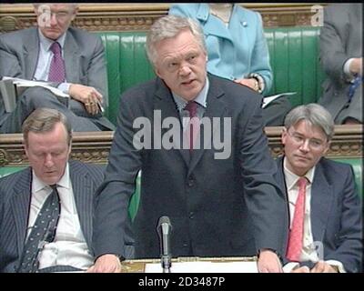 David Davis, Secrétaire de l'intérieur de l'ombre, a parlé à la Chambre des communes, après avoir écouté le Secrétaire de l'intérieur Charles Clarke dire à la Chambre des communes que les immigrants peu qualifiés ne seront plus en mesure de s'installer au Royaume-Uni. Banque D'Images