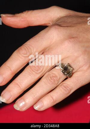 Camilla Parker Bowles dans la grande salle de réception du château de Windsor, Berkshire après avoir annoncé qu'elle épousera le prince de Galles le 8 avril. La famille, les amis et les personnalités se sont réunis aujourd'hui pour féliciter le Prince de Galles et Camilla Parker Bowles pour leur mariage imminent. La Reine et le duc d'Édimbourg ont mené une foule d'hommages familiaux, en disant que l'annonce les avait rendus « très heureux ». Banque D'Images