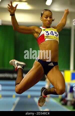 Jade Johnson est en compétition avec le saut long pour femme Banque D'Images