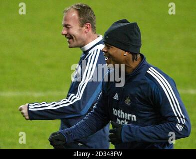 Patrick Kluivert (à droite) de Newcastle United avec le coéquipier Alan Shearer lors d'une séance d'entraînement avant le troisième tour de la coupe UEFA de demain, première jambe, match contre Heerenveen. Banque D'Images