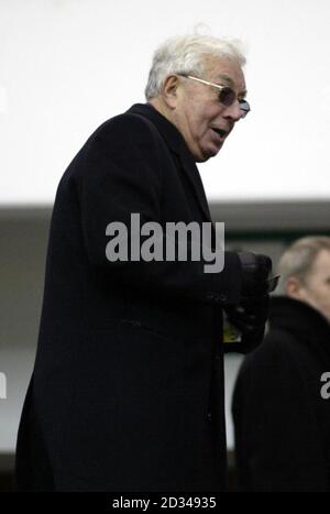 Doug Ellis, président d'Aston Villa, après la victoire de 2-0. Banque D'Images