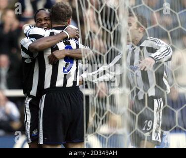 Patrick Kluivert, de Newcastle United, fête ses points contre Tottenham avec Alan Shearer et Lee Bowyer (R). Banque D'Images