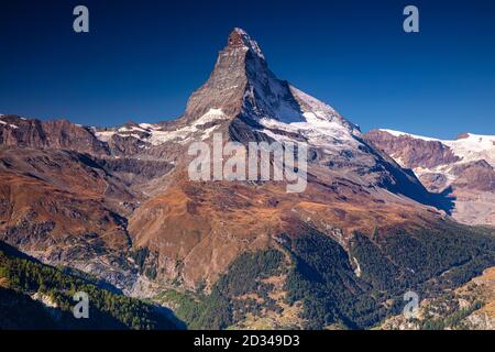 Matterhorn, Alpes suisses. Image paysage des Alpes suisses avec le Cervin pendant le beau lever de soleil d'automne. Banque D'Images