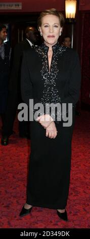 Dame Julie Andrews arrive. Banque D'Images