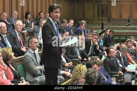 Le député syndical Ed Miliband parle à la Chambre des communes, à Londres, alors que la Chambre débat le discours de la Reine. Banque D'Images