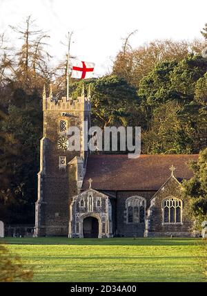 Le drapeau de St George à l'église St Mary's sur le domaine de Sandringham à Norfolk flotte en Berne à la mémoire de la princesse Margaret, qui est décédée. Banque D'Images