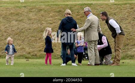 (De gauche à droite) Mia Tindall, Savannah Phlips, Zara Phlips, Autumn Phillips (masqué) Isla Phillips, le Prince de Galles et Peter Phillips lors d'un match de polo de charité au Beaufort Polo Club de Tetbury, Gloucestershire. Banque D'Images