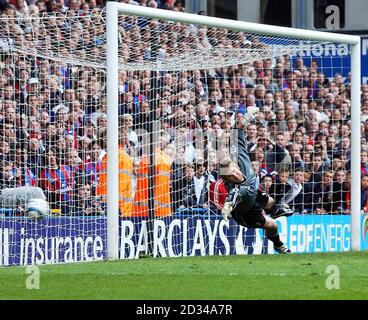 Le gardien de but de la ville de Norwich, Robert Green, plonge en vain pour s'arrêter Une pénalité d'égalisation par Andrew Johnson du Crystal Palace Banque D'Images