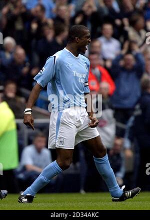 Sylvain Distin de Manchester City célèbre son but contre Portsmouth Banque D'Images