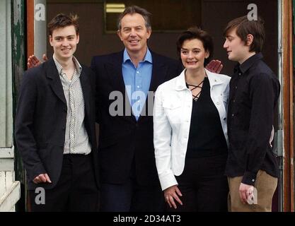 Le Premier ministre britannique Tony Blair et sa femme Cherie, avec les fils Euan (à gauche) et Nicky (à droite) devant un bureau de vote à Trimdon, dans sa circonscription de Sedgefield, pour voter aux élections générales. Banque D'Images