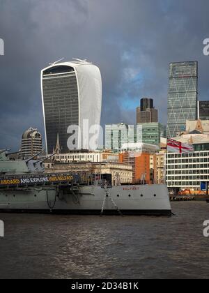 HMS Belfast et Walkie Talkie sur le remblai de la Tamise Londres Banque D'Images