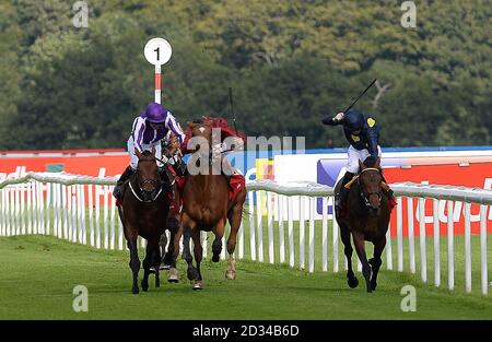 La plage de Bondi est criblée par Colm O'Donoghue (à gauche) et le verset simple criblé par Andrea Atzeni, ce qui mène à une enquête des stewards, pendant le Ladbrokes St Leger au cours du quatrième jour du festival Ladbrokes St Leger de 2015 à l'hippodrome de Doncaster, Doncaster. Banque D'Images