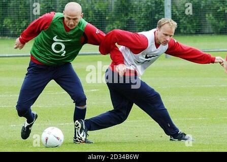 Pascal Cygan (L) d'Arsenal en action avec Dennis Bergkamp. Banque D'Images