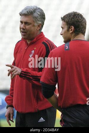 Carlo Ancelotti (L), entraîneur en chef d'AC Milan, avec Andriy Shevchenko. Banque D'Images