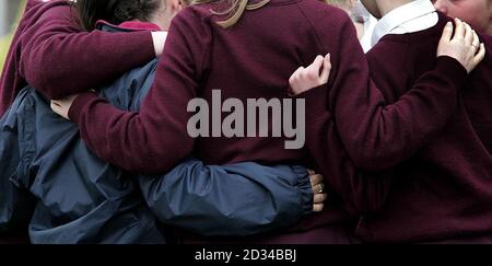 Les élèves du couvent Loreto de Saint-Michel regardent le cercueil de Clare McCluskey arriver à l'église de la Nativité, Rosnaree, devant ses funérailles demain. Banque D'Images