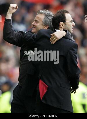 Martin O'Neill, directeur du Celtic (à droite), célèbre avec John, directeur adjoint Robertson après la finale de la coupe d'Écosse de Tennants Banque D'Images