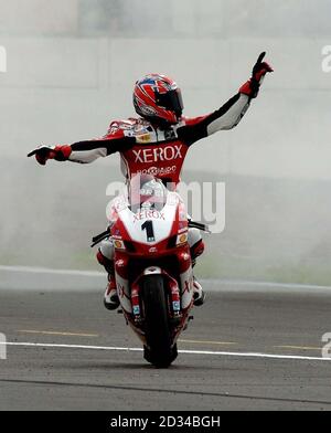 James Toseland, en Grande-Bretagne, célèbre après avoir remporté la deuxième course. Banque D'Images