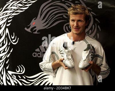 Le capitaine d'Angleterre David Beckham lors du lancement des nouvelles chaussures de football Adidas Predator Dragon, au magasin Adidas à New York. Banque D'Images