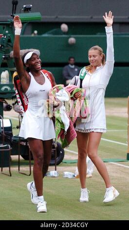 Venus Williams des États-Unis célèbre sa victoire contre Maria Sharapova (R) de Russie. Banque D'Images