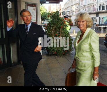 Le prince de Galles et la duchesse de Cornwall arrivent au St David's Hall pour assister à la grande ouverture de la série gallois de 2005. Le concert marque également le 20e anniversaire des Proms gallois. Banque D'Images