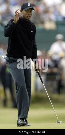 Le Tiger Woods des États-Unis reconnaît la foule sur le troisième vert. Banque D'Images