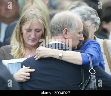 Une famille de 22 ans, la victime des attentats à la bombe à Londres, David Foulkes, le père Graham (au centre), la mère Janet (R) et la petite amie Stephanie Reid (L), après ses funérailles à l'église Sainte-Anne de Lydgate. Il a été confirmé jeudi dernier que M. Foulkes était l'une des 55 personnes tuées par des terroristes le 7 juillet. Il était en route pour rencontrer un collègue de travail lorsqu'il a été tué dans l'explosion à la station Edgware Road. M. Foulkes a vécu avec ses parents Graham et Janet et sa jeune sœur Jill à Oldham. Il n'avait que récemment commencé à travailler pour le journal Guardian dans les ventes de médias et prévoyait d'aller avec son g Banque D'Images