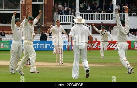 L'Australie célèbre sa victoire après que Steve Harmison, en Angleterre, ait été pris par Shane Warne (au centre à droite) au large du bowling de Glenn McGrath (au centre à gauche). Banque D'Images