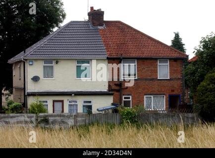 La maison, à droite, à Heybarnes Road, où les détectives enquêtant sur les attentats à la bombe échoués à Londres le 21 juillet, ont procédé à une arrestation en vertu de la loi de 2000 sur le terrorisme. Trois hommes ont été arrêtés à une autre adresse dans la ville. Banque D'Images