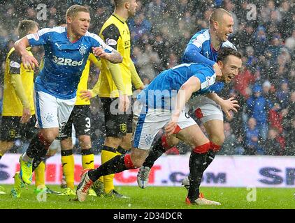 Danny Wilson des Rangers célèbre leur premier but du match avec le coéquipier Kenny Miller (en haut) lors du match du Ladbrokes Scottish Championship à Ibrox, Glasgow. Banque D'Images