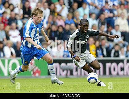 Shaun Wright-Phillips de Chelsea passe devant Alan Mahon de Wigan Athletic (à gauche). Banque D'Images