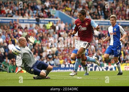 Le Milan Baros (C) d'Aston Villa joue le ballon devant le gardien de but de Blackburn Rovers Brad Friedel (L) uniquement pour la plongée lors du match de football de FA Barclays Premiership à Villa Park, Birmingham, le samedi 27 août 2005. APPUYEZ SUR ASSOCIATION photo. Le crédit photo devrait se lire: Chris Young/PA. CETTE IMAGE NE PEUT ÊTRE UTILISÉE QUE DANS LE CONTEXTE D'UNE FONCTION ÉDITORIALE. AUCUNE UTILISATION DE SITE WEB/INTERNET À MOINS QUE LE SITE NE SOIT ENREGISTRÉ AUPRÈS DE L'ASSOCIATION DE FOOTBALL PREMIER LEAGUE. Banque D'Images