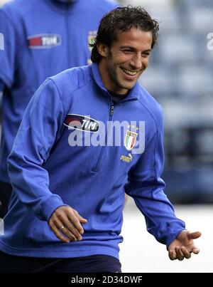 Alessandro Del Piero, de l'Italie, lors d'une séance d'entraînement à Hampden Park, Glasgow, le vendredi 2 septembre 2005. L'Italie joue l'Ecosse demain à Hampden Park lors d'une coupe du monde. APPUYEZ SUR ASSOCIATION photo. Le crédit photo devrait se lire comme suit : Andrew Milligan/PA. CETTE IMAGE NE PEUT ÊTRE UTILISÉE QUE DANS LE CONTEXTE D'UNE FONCTION ÉDITORIALE. AUCUNE UTILISATION DE SITE WEB/INTERNET À MOINS QUE LE SITE NE SOIT ENREGISTRÉ AUPRÈS DE L'ASSOCIATION DE FOOTBALL PREMIER LEAGUE. Banque D'Images