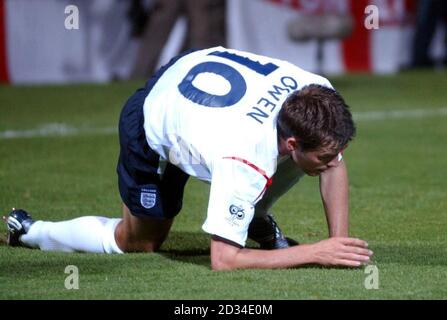 Michael Owen d'Angleterre montre sa déjection après que son équipe a perdu 1-0 lors de la coupe du monde contre l'Irlande du Nord à Windsor Park, Belfast, le mercredi 7 septembre 2005. APPUYEZ SUR ASSOCIATION photo. Le crédit photo devrait se lire : Sean Dempsey/PA. CETTE IMAGE NE PEUT ÊTRE UTILISÉE QUE DANS LE CONTEXTE D'UNE FONCTION ÉDITORIALE. AUCUNE UTILISATION DE SITE WEB/INTERNET À MOINS QUE LE SITE NE SOIT ENREGISTRÉ AUPRÈS DE L'ASSOCIATION DE FOOTBALL PREMIER LEAGUE. Banque D'Images