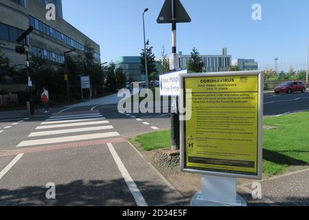 Un comité d'affichage de Covid19 à l'hôpital universitaire Queen Elizabeth de Glasgow, en Écosse, informant les patients et les visiteurs des restrictions actuelles. Banque D'Images