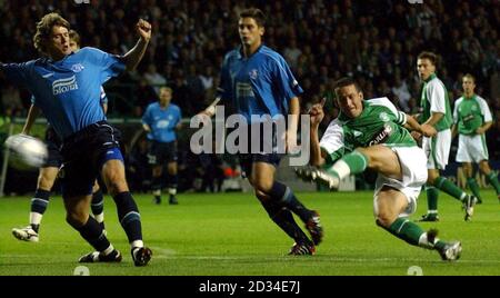 Guillaume Beuzelin (R) d'Hibernian tente un tir contre Dnipro lors du premier tour de la coupe UEFA à Easter Road, Édimbourg, le jeudi 15 septembre 2005. APPUYEZ SUR ASSOCIATION photo. Le crédit photo devrait se lire : Danny Lawson/PA. CETTE IMAGE NE PEUT ÊTRE UTILISÉE QUE DANS LE CONTEXTE D'UNE FONCTION ÉDITORIALE. AUCUNE UTILISATION DE SITE WEB/INTERNET À MOINS QUE LE SITE NE SOIT ENREGISTRÉ AUPRÈS DE L'ASSOCIATION DE FOOTBALL PREMIER LEAGUE. Banque D'Images