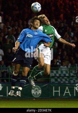 Dean Shiels (R) d'Hibernian lutte pour le ballon contre Dmitri Semochko de Dnipro lors du premier match de la coupe UEFA sur la route de Pâques, à Édimbourg, le jeudi 15 septembre 2005. APPUYEZ SUR ASSOCIATION photo. Le crédit photo devrait se lire : Danny Lawson/PA. CETTE IMAGE NE PEUT ÊTRE UTILISÉE QUE DANS LE CONTEXTE D'UNE FONCTION ÉDITORIALE. AUCUNE UTILISATION DE SITE WEB/INTERNET À MOINS QUE LE SITE NE SOIT ENREGISTRÉ AUPRÈS DE L'ASSOCIATION DE FOOTBALL PREMIER LEAGUE. Banque D'Images