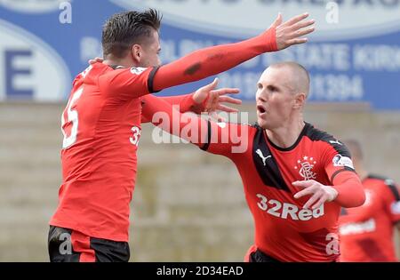 Harry Forrester des Rangers célèbre son premier but, avec Kenny Miller (à droite), coéquipier, lors du match du Ladbrokes Scottish Championship au Stark's Park, Fife. Banque D'Images